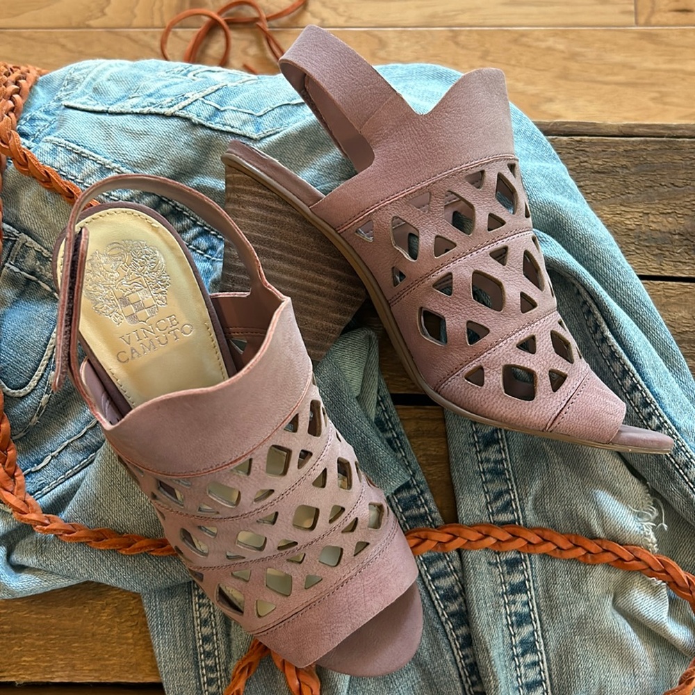 GUC: Vince Camuto Stacked Heel Slingback